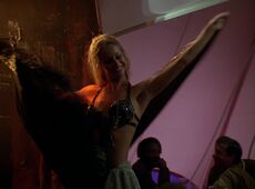 ... et une danseuse en exercice dans le casino de Carillon (LSO : Galactica, la bataille de l'espace)
