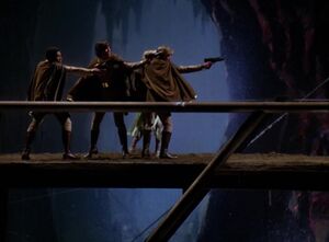 Boomer, Apollo et Starbuck défendent un pont.jpg
